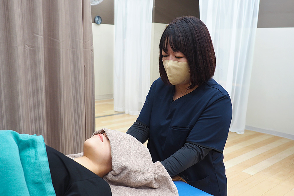 しんちまち鍼灸整骨院問診_女性スタッフ